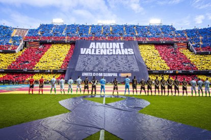 Así fue el emotivo homenaje de Mestalla a las víctimas de la DANA en el