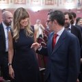 El ministro Félix Bolaños conversa con la mujer de Pedro Sánchez, Begoña Gómez.