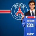 Ferran Torres posa con la camiseta del PSG.