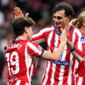 Julián Álvarez celebra con Marc Pubill el 1-0 ante el Deportivo