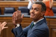 Aplausos al presidente del Gobierno, Pedro Sánchez, durante una sesión extraordinaria en el Congreso de los Diputados.