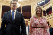 Alberto Núñez Feijóo acompañado de la secretaria general del PP, Cuca Gamarra, y la portavoz del PP en el Senado, Alicia García.