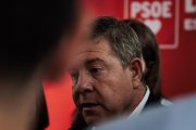El presidente de Castilla-La Mancha, Emiliano García-Page, a su salida de la reunión del Comité Federal del PSOE, en la sede federal del PSOE.