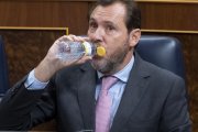 El ministro de Transportes, Óscar Puente, bebe agua