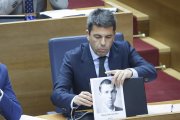 El 'president' Carlos Mazón instala en su escaño una fotografía de Miguel Hernández  / Imagen de archivo