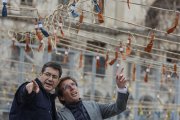 El alcalde de Madrid, José Luis Martínez Almeida, conocen los detalles de la mascletà que dispara la pirotecnia de La Alpujarreña en las Fallas de 2024.