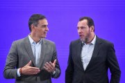El presidente del Gobierno, Pedro Sánchez (i) y el ministro de Transportes y Movilidad Sostenible, Óscar Puente (d).