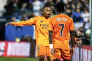 Mbappé celebra el gol del francés en Leganés con Vinicius.