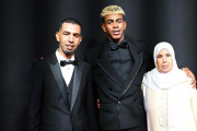 Lamine Yamal en la gala del Balón de Oro entre su padre y su abuela.