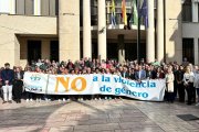 Concentración en memoria por la víctima fallecida en Rincón de la Victoria (Málaga)

REMITIDA / HANDOUT por AYUNTAMIENTO RINCÓN DE LA VICTORIA
Fotografía remitida a medios de comunicación exclusivamente para ilustrar la noticia a la que hace referencia la imagen, y citando la procedencia de la imagen en la firma
23/11/2025