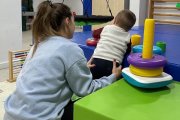 Una profesional con un menor de atención temprana.