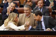 El presidente de la Junta de Andalucía, Juanma Moreno, felicita a la consejera de Economía, Hacienda, Fondos Europeos y Diálogo Social, Carolina España, tras aprobarse los Presupuestos.