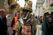 El presidente de la Junta de Andalucía, Juanma Moreno, como Rey Baltasar en la Cabalgata de Reyes de Sevilla, junto a su esposa Manuela Villena, como paje real.