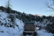 Vehículo de la Guardia Civil durante el operativo de auxilio en una zona nevada de la Sierra de Vícar (Almería).