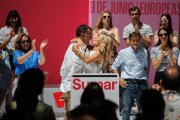 Antonio Maíllo y Yolanda Díaz se abrazan durante un acto de Sumar en junio de 2024.