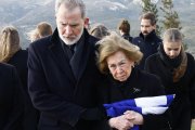 La Reina Sofía tuvo que apoyarse varias veces en su hijo Felipe durante el último adiós a su hermana Irene en Atenas.