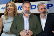 La presidenta en funciones de la Junta de Extremadura María Guardiola, el líder de Vox Santiago Abascal y el Presidente en funciones de la Junta de Aragón Jorge Azcón