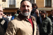 El presidente de VOX, Santiago Abascal, atiende a los medios de comunicación tras un acto electoral, a 19 de febrero de 2026, en Peñafiel, Valladolid
