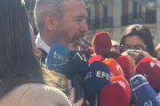 Jorge Azcón en las puertas de Génova