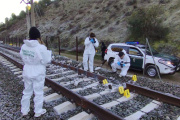 Agentes de la Guardia Civil inspeccionan la vía del tren donde descarrilaron dos trenes de alta velocidad en Adamuz (Córdoba).