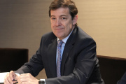 Valladolid. 250326. El presidente del PP de Castilla y León, Alfonso Fernández Mañueco, acompañado por miembros de su formación, se reúne con el candidato de Vox, Carlos Pollán, y otros dirigentes de este partido, tras las pasadas elecciones autonómicas.  Europa Press/ Claudia Alba