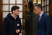 Imagen generada con IA. Pedro Sánchez y Vito Quiles en el Congreso