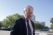 El secretario general de Manos Limpias, Miguel Bernad, durante la llegada a los juzgados de Plaza Castilla de Begoña Gómez para declarar ante el juez Peinado, a 19 de julio de 2024, en Madrid (España). El titular del Juzgado de Instrucción número 41 de Madrid, Juan Carlos Peinado, ha citado a declarar como investigada, por segunda vez, a Begoña Gómez, esposa del presidente del Gobierno, Pedro Sánchez, por la presunta comisión de los delitos de corrupción en el sector privado y tráfico de influencias, dentro de las diligencias abiertas por la relación profesional con diversos empresarios. Esta nueva declaración tiene lugar después de que el economista y abogado Luis Antonio Martín y el empresario Juan Carlos Barrabés hicieran sus declaraciones en el caso el pasado lunes 15 de julio.

Eduardo Parra / Europa Press
19/7/2024
