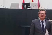 fotografía de archivo de Federico Andrés López de la Riva, publicada en enero de 2012, cuando dejó temporalmente el Ayuntamiento para incorporarse como letrado al Tribunal Constitucional

El secretario general del Ayuntamiento, Federico Andrés López de la Riva, se suma al largo rosario de cargos municipales que han dejado el Consistorio en lo que va de legislatura, en su cargo para ser letrado del Tribunal Constitucional (TC), según ha explicado el presidente del Pleno, Ángel Garrido, al término de la sesión plenaria celebrada en el Palacio de Cibeles.

POLITICA MADRID ESPAÑA EUROPA