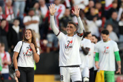 Óscar Trejo, despidiéndose de la afición del Rayo al final de la pasada Liga