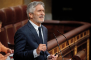 (Foto de ARCHIVO)
El ministro del Interior, Fernando Grande-Marlaska, interviene durante una sesión de control al Gobierno, en el Congreso de los Diputados, a 17 de junio de 2026, en Madrid (España). El Gobierno se enfrenta hoy a una sesión de control que coincide con la comparecencia del expresidente Zapatero ante el juez de la AN por el rescate de Plus Ultra. La oposición examina durante el pleno a Marlaska en medio de las informaciones que se van conociendo cada día sobre las agendas de la exmilitante socialista Leire Díez, con la resaca de la muerte de dos guardias civiles antidroga en la costa de Huelva y la reciente patada que un antidisturbios propinó a una profesora que se manifestaba en Valencia.

Gabriel Luengas / Europa Press
17/6/2026