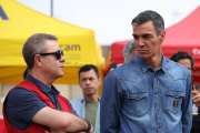 (Foto de ARCHIVO)
El presidente del Gobierno, Pedro Sánchez (2i), y el presidente de Castilla-La Mancha, Emiliano García-Page (1i), saludan a los brigadistas que estan trabajando en el incendio durante una visita al Puesto de Mando Avanzado por el incendio de La Mierla, a 22 de julio de 2026, en Tamajón, Guadalajara, Castilla-La Mancha (España). Sánchez acude a las instalaciones del Puesto de Mando Avanzado (PMA) para supervisar las tareas de extinción y la evolución técnica del incendio forestal originado en La Mierla el pasado 16 de julio, realizando un recorrido por las hectáreas afectadas en la comarca acompañado por el presidente de Castilla-La Mancha y el delegado del Gobierno en Castilla-La Mancha.

Alejandro Martínez Vélez / Europa Press
22/7/2026