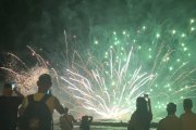 Los tradicionales fuegos de Alicante, desde la Playa del Postiguet