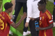 Nico Williams y Lamine hacen el piedra, papel o tijera