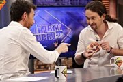 Pablo Iglesias regala a Motos un disco de Los Chikos del Maíz.