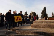 La ofrenda floral de ERC ante la tumba de Francesc Macià.