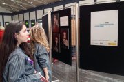 Una joven observa las fotografías expuestas en la Estación de Alicante.