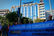 La concentración frente a la nueva sede en Alicante.