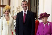 Los Reyes con la fallecida Isabel II.