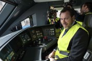 Óscar Puente en la locomotora de un tren