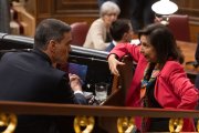 Pedro Sánchez conversa con la ministra de Defensa, Margarita Robles, en el Congreso de los Diputados.