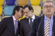 El ministro Soria susurrando al oído de Rajoy.