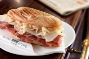 Panino Giusto se ha convertido en una cadena de franquicias gracias a sus bocadillos gourmet.