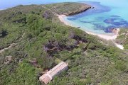 Esta isla desierta en Menorca puede ser tuya.