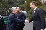 El Rey Felipe VI, este miércoles, recibiendo al presidente de Alemania, Joachim Glauck.