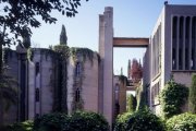 La fascinante fábrica de cemento en la que vive el arquitecto Ricardo Bofill