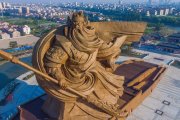 La estatua ha sido inaugurada en el parque Guan Yu de Jingzhou de China.