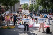 Vecinos de Oropesa del Mar y la Plataforma Morro de Gos con pancartas durante una manifestación, frente al ministerio de Transición Ecológica y Reto Demográfico