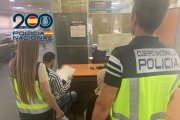 La Guardia Civil deteniendo al sujeto