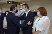 El alcalde de Elche, Carlos González, saludando al ministro de Transportes, José Luis Ábalos