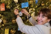 Laura Borràs con el supuesto regalo navideño de la Casa Blanca